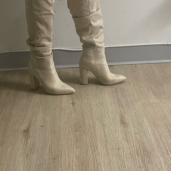 High heel knee length boots . Pull on . - Picture 2 of 4